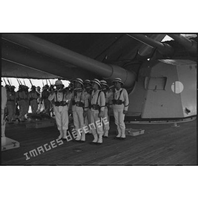 Les clairons à bord du croiseur lourd Duquesne lors d'une cérémonie rassemblant la compagnie de débarquement.
