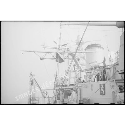 Hydravion Loire 130 suspendu à la grue du croiseur lourd Duquesne.