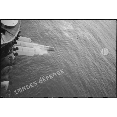 Tir d'une torpille de 550 mm à bord du croiseur lourd Duquesne.