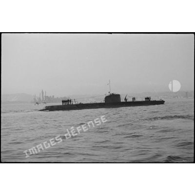 Le sous-marin Orphée entre dans le port de Cherbourg.
