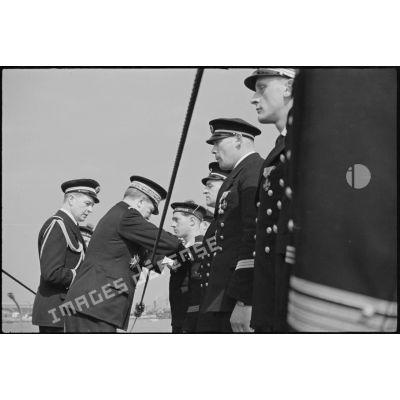 Remise de décorations par le vice-amiral Jules Le Bigot à des membres de l'équipage du sous-marin Orphée.