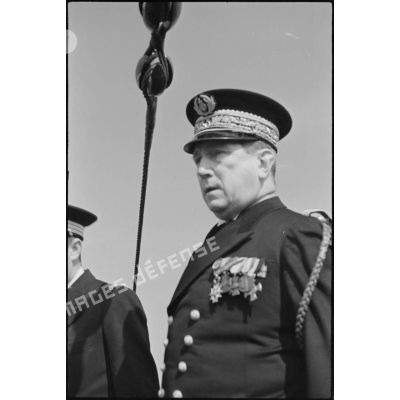 Portrait du vice-amiral d'escadre Jules Le Bigot, préfet maritime de Cherbourg, lors d'une cérémonie de remise de décorations au sous-marin Orphée et son équipage.