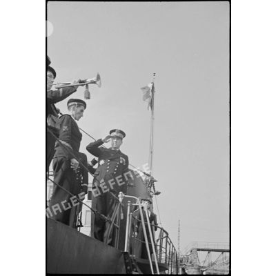Le vice-amiral d'escadre Jules Le Bigot, préfet maritime de Cherbourg, salue à la coupée avant de quitter le bord du sous-marin Orphée.