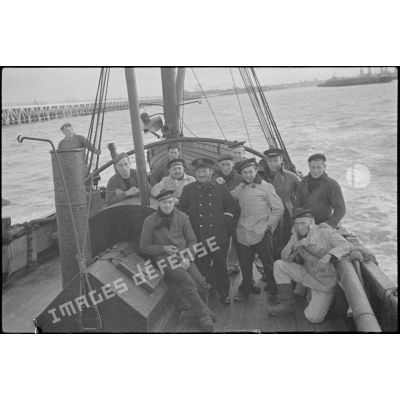 Photographie de groupe de l'équipage d'un chalutier de la marine marchande réquisitionné par la Marine nationale.