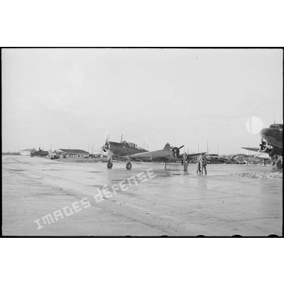 Départ en mission d'un bombardier en piqué Douglas SBD-5 Dauntless de la flottille 4FB de l'aéronautique navale sur la base de Cognac.