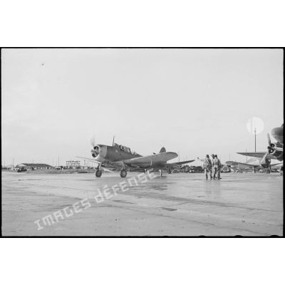 Départ en mission d'un bombardier en piqué Douglas SBD-5 Dauntless de la flottille 4FB de l'aéronautique navale sur la base de Cognac.