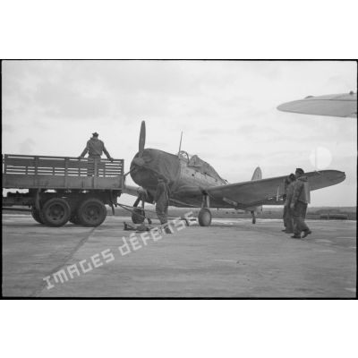 Remorquage d'un bombardier en piqué Douglas SBD-5 Dauntless de la flottille 4FB de l'aéronautique navale sur la base de Cognac.