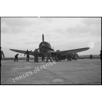 Préparation pour un départ en mission d'un bombardier en piqué Douglas SBD-5 Dauntless de la flottille 4FB de l'aéronautique navale sur la base de Cognac.