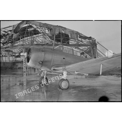 Départ en mission d'un bombardier en piqué Douglas SBD-5 Dauntless d'une  flottille de l'aéronautique navale sur la base de Cognac.