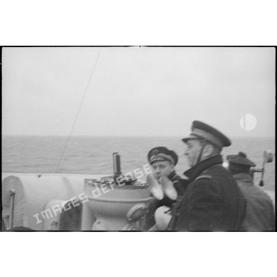 Officiers à la passerelle du contre-torpilleur Le Malin lors d'une mission de convoyage.