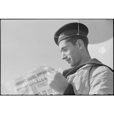 Marin du croiseur la Marseillaise lisant le journal The Halifax mail.