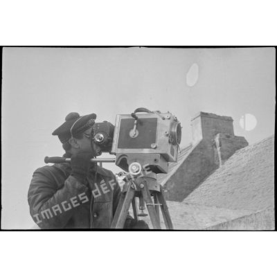 Caméraman du service cinématographique de la Marine (SCA/Marine) en tournage avec une caméra Debrie.