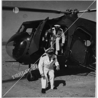 L'arrivée du vice-amiral d'escadre Barjot au camp X (Chypre) à bord d'un hélicoptère britannique Bristol Sycamore.