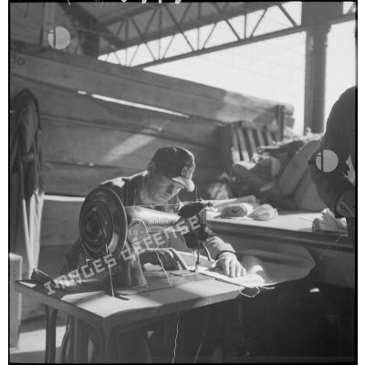 Portrait d'un garnisseur allemand à la machine à coudre, dans les ateliers fixes des Issers.
