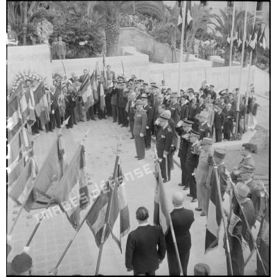 Autorités militaires devant le monument aux morts d'Alger à l'occasion du 11 novembre.