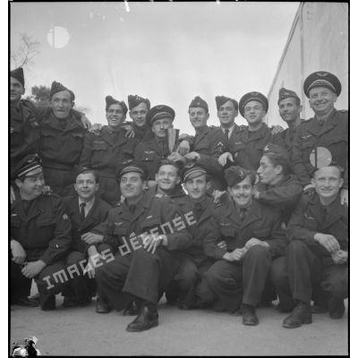 Portrait de groupe d'aviateurs lors de la finale d'u championnant militaire à Alger.