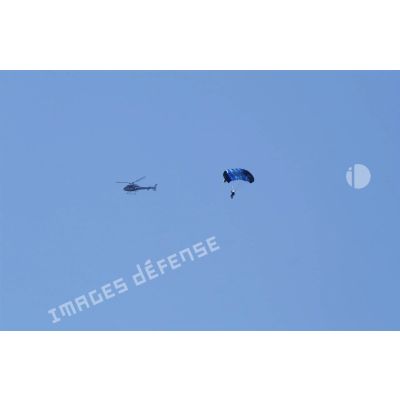 Saut en parachute effectué par des gendarmes de l'EPIGN (escadron parachutiste d'intervention de la gendarmerie nationale) depuis un hélicoptère de type Ecureuil lors d'une démonstration de la gendarmerie de Satory.
