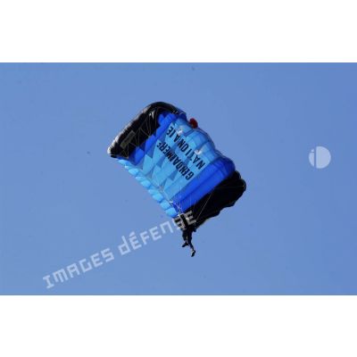 Un saut en parachute effectué par des gendarmes de l'EPIGN (escadron parachutiste d'intervention de la gendarmerie nationale)lors d'une démonstration de la gendarmerie de Satory.