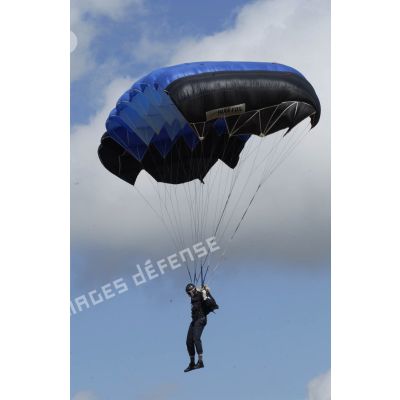 Un saut en parachute effectué par des gendarmes de l'EPIGN lors d'une démonstration de la gendarmerie de Satory.