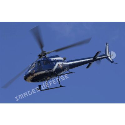 Un hélicoptère AS350 Ecureuil lors d'une démonstration de la gendarmerie de Satory.