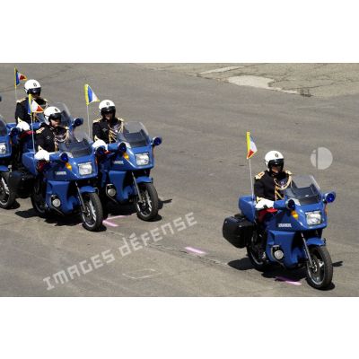 L'escadron motocycliste équipé de motos BMW lors d'une démonstration de la gendarmerie de Satory.