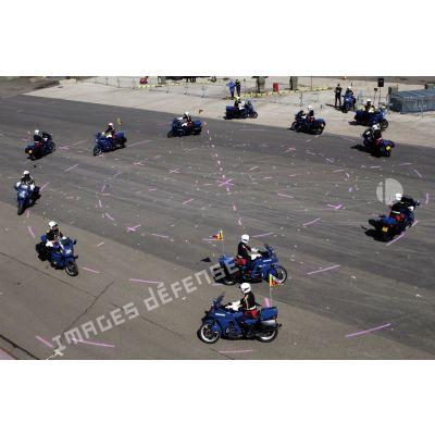L'escadron motocycliste équipé de motos BMW lors d'une démonstration de la gendarmerie de Satory.