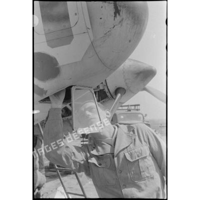 Réglage de l'objectif de l'appareil photographique dans le nez d'un P-38.