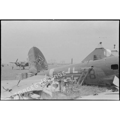 Le campement près des restes d'un Heinkel HE-111 sur le terrain d'aviation.