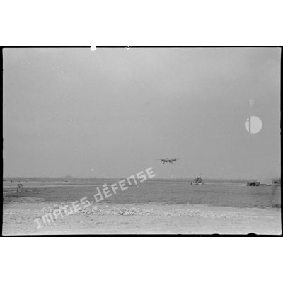 Atterrissage d'un Lightning P-38 sur le terrain d'aviation.