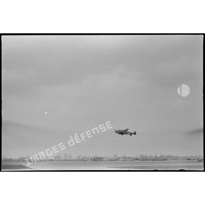 Décollage d'un Lightning P-38 sur le terrain d'aviation.