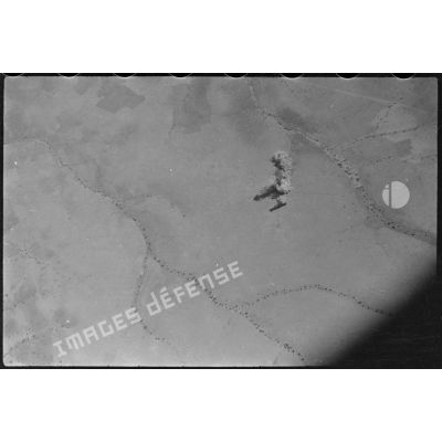 Vue aérienne des effets d'une bombe.