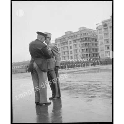 Au cours d'une prise d'armes franco-américaine sur le Forum d'Alger, un capitaine est décoré par un général américain.
