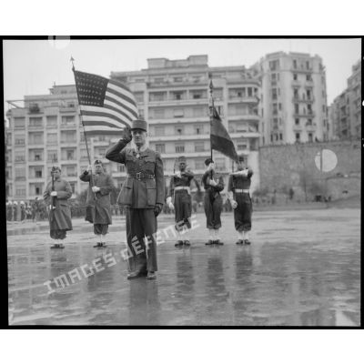 Au cours d'une prise d'armes franco-américaine sur le Forum d'Alger, un général de brigade, décoré de la croix de commandeur de l'ordre de la Legion of merit, salue.