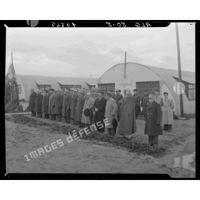 Autorités militaires et civiles devant le foyer du CIM n°10 (centre d'instruction du matériel) lors d'une cérémonie au camp de l'Alma.