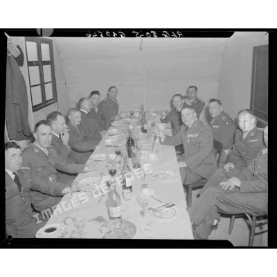 Banquet des officiers du CIM n°10 (centre d'instruction du matériel) après une cérémonie au camp de l'Alma.