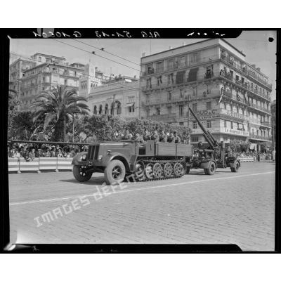 Défilé motorisé d'un Tracteur SdK2-7 semi-chenillé dans une rue d'Alger lors de l'inauguration de la statue équestre de Jeanne d'Arc.