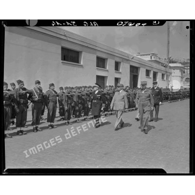 Revue des troupes sur le port d'Alger par le nouveau gouverneur général de l'Algérie Roger Léonard.