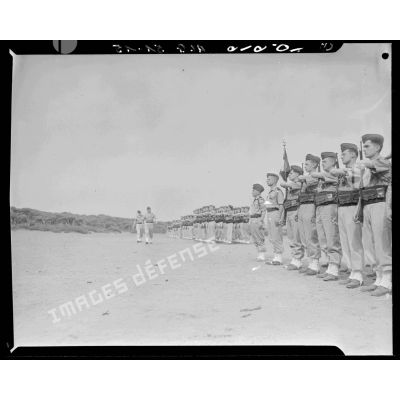 Revue des troupes de la 10e brigade au camp du Lido à Hussein Dey lors des adieux du général Seruti.