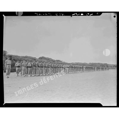 Prise d'armes au camp du Lido à Hussein Dey à l'occasion des adieux du général Seruti, commandant la 10e brigade.