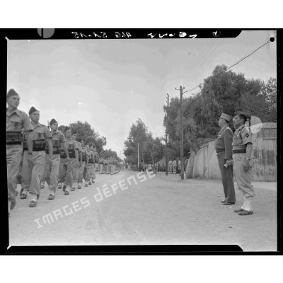 Défilé au camp du Lido à Hussein Dey à l'occasion des adieux du général Seruti, commandant la 10e brigade.