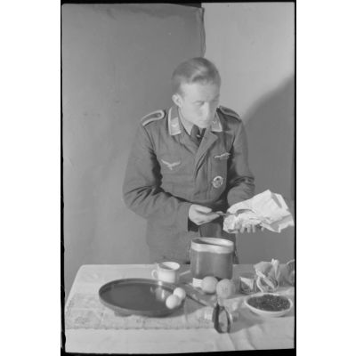 En Crète, dans le secteur de la baie de Souda, dans les quartiers réquisitionnés pour le 2e groupe du Seeaufklärungsgruppe (2./SAGr.125), un sous-officier réalise un gâteau.