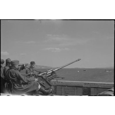 En Crète, des artilleurs allemands et italiens derrière une pièce de DCA légère de 2 cm FlaK.