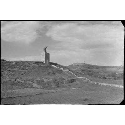 En Crète, sur une colline proche de La Canée, le monument construit en l'honneur des troupes aéroportées allemandes après l'opération Merkur.