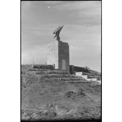En Crète, sur une colline proche de La Canée, le monument construit en l'honneur des troupes aéroportées allemandes après l'opération Merkur.