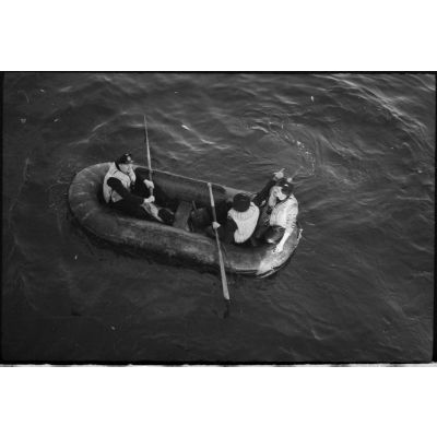 Des marins allemands de la 12.Räumbootsflottille dans un radeau de sauvetage.