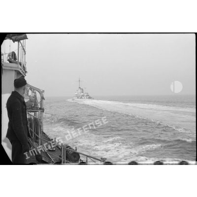 Lors de manoeuvres maritimes à bord de destroyers de la classe Maass.