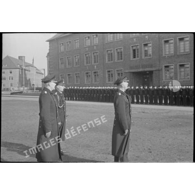 Céremonie de départ d'une promotion à l'école navale de Bremerhaven (Wesermünde).