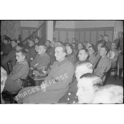 Des marins allemands et des membres du parti nazi local écoutent le discours d'un Gauleiter.