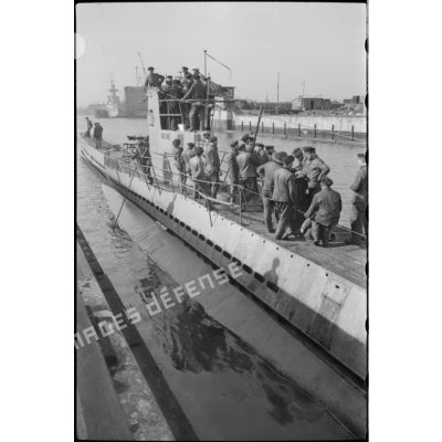 A Wilhelmshaven, l'équipage de sous-marin U-29 filmé à son retour de croisière.