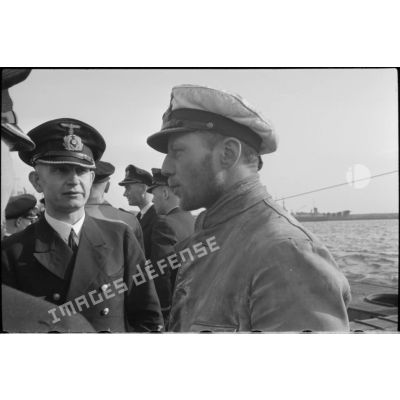 Sur le quai du port de Wilhelmshaven, le Kapitänleutnant Otto Schuhart, commandant du sous-marin U-29 de retour de croisière en compagnie d'autres officiers sous-mariniers.